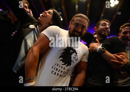 Buenos Aires, Argentine. 19 novembre 2023. Les partisans du candidat conservateur de droite à la présidentielle Javier Milei célèbrent la victoire électorale du candidat du parti la Libertad Avanza au siège de la campagne. Crédit : Igor Wagner/dpa/Alamy Live News Banque D'Images