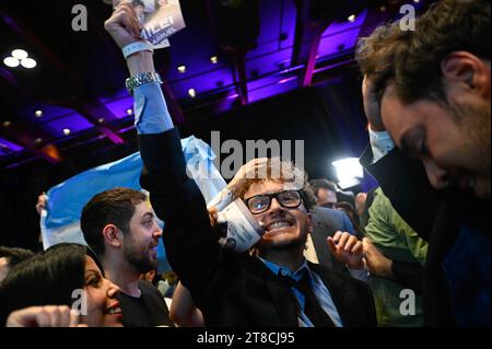 Buenos Aires, Argentine. 19 novembre 2023. Les partisans du candidat conservateur de droite à la présidentielle Javier Milei célèbrent la victoire électorale du candidat du parti la Libertad Avanza au siège de la campagne. Crédit : Igor Wagner/dpa/Alamy Live News Banque D'Images