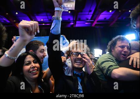 Buenos Aires, Argentine. 19 novembre 2023. Les partisans du candidat conservateur de droite à la présidentielle Javier Milei célèbrent la victoire électorale du candidat du parti la Libertad Avanza au siège de la campagne. Crédit : Igor Wagner/dpa/Alamy Live News Banque D'Images