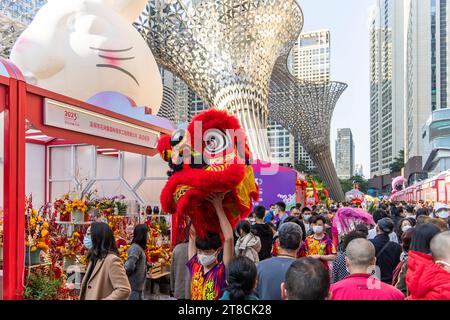 SHEN ZHEN, CHINE - 19 janvier 2023 : l'équipe de danse Lion se déplace pour célébrer le nouvel an chinois à Shenzhen Spring Festival Flower Fair Banque D'Images