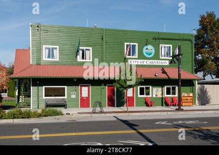 Carnation, WA, États-Unis - 8 octobre 2023 ; Cité de Carnation bâtiment en bois vert avec signe et enroulement rouge autour de l'auvent Banque D'Images