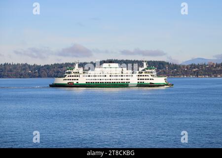 Clinton, WA, États-Unis - 14 novembre 2023 ; Washington State Ferry MV Tokitae avec service de traversier de voiture sur l'eau bleue calme Banque D'Images