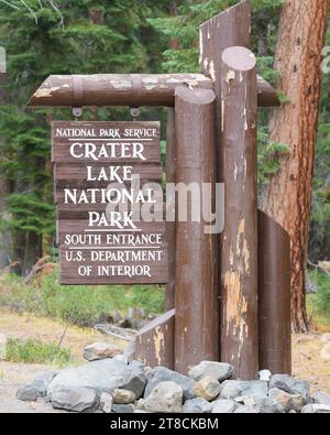 Crater Lake, OREGON, États-Unis - 13 octobre 2023 ; panneau à l'entrée sud du parc national de Crater Lake dans le sud de l'Oregon Banque D'Images