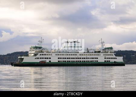 Mukilteo, WA, USA - 13 novembre 2023 ; Washington State Ferry MV Tokitae sur Mukilteo à Clinton naviguant sous un ciel nuageux et orageux Banque D'Images