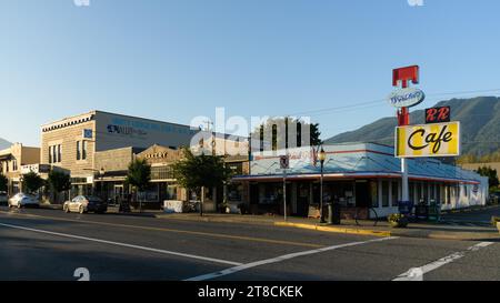 North Bend, WA, États-Unis - 8 octobre 2023 ; lumière du matin dans le centre-ville de North Bend Washington avec Twede's Cafe Banque D'Images
