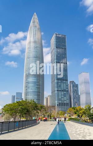 SHEN ZHEN, CHINE - janvier 19,2022:Parc dans la ville de Shenzhen Chine, beau mélange d'arbres verts combinés avec des bâtiments, architecture moderne Banque D'Images