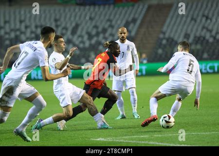 Bruxelles, Belgique. 19 novembre 2023. Jeremy Doku (C), de Belgique, franchit le cap lors du match de qualification du Groupe F de l’UEFA EURO 2024 entre la Belgique et l’Azerbaïdjan à Bruxelles, Belgique, le 19 novembre 2023. Crédit : Zhao Dingzhe/Xinhua/Alamy Live News Banque D'Images
