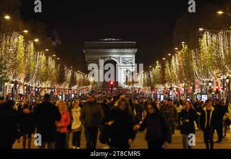 Paris, France. 19 novembre 2023. L'avenue des champs-Elysées est éclairée par les lumières de la saison de Noël à Paris, France, le 19 novembre 2023. La cérémonie annuelle d'éclairage de la saison de Noël a eu lieu ici dimanche. Crédit : Gao Jing/Xinhua/Alamy Live News Banque D'Images