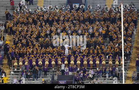 Baton Rouge, États-Unis. 18 novembre 2023. Le LSU Tigers Marching Band de Tigerland se produit dans les tribunes lors d'un match de football universitaire au Tiger Stadium à Baton Rouge, Louisiane, le samedi 18 novembre 2023. (Photo de Peter G. Forest/Sipa USA) crédit : SIPA USA/Alamy Live News Banque D'Images