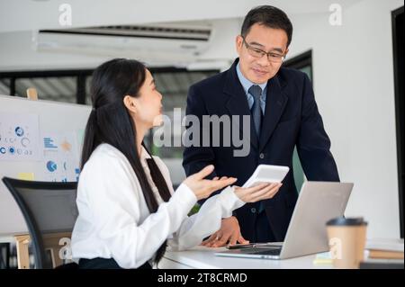 Équipe professionnelle de gens d'affaires travaillant ensemble dans la salle de bureau, préparez-vous pour la prochaine réunion. Concept commercial. Banque D'Images