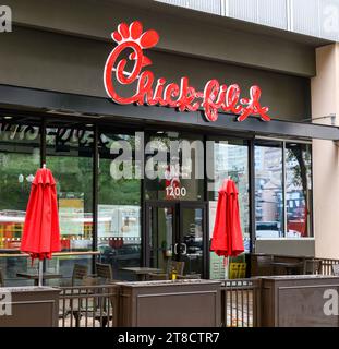NEW ORLEANS, LA, USA - 12 NOVEMBRE 2023 : Chick-fil-Un restaurant de restauration rapide dans le centre-ville de la Nouvelle-Orléans Banque D'Images