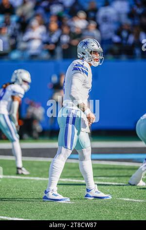 Charlotte, NC États-Unis : le quarterback des Cowboys de Dallas Dak Prescott (4) se retire et rappelle le jeu lors d'un match de la NFL contre les Panthers de la Caroline à Bank Banque D'Images