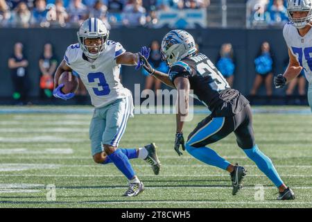 Charlotte, NC États-Unis : le Wide Receiver des Dallas Cowboys Brandin Cooks (3) court avec le ballon sous couvert par le cornerback des Carolina Panthers DiCaprio Bootle (32 Banque D'Images