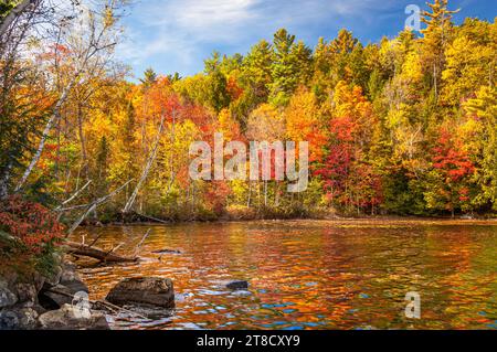 Magnifique feuillage d'automne autour du lac Eagle dans le parc d'État Adirondack des New Yorks. Banque D'Images