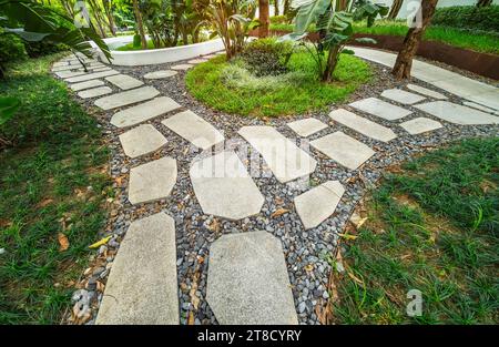 chemin rocheux menant à travers un jardin Banque D'Images