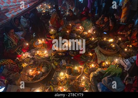 New Delhi, Delhi, Inde. 20 novembre 2023. Les dévots hindous effectuent des rituels sur les rives de la rivière Yamuna pendant le festival hindou de Chhath Puja à New Delhi, en Inde, le 20 novembre 2023. (Image de crédit : © Kabir Jhangiani/ZUMA Press Wire) USAGE ÉDITORIAL SEULEMENT! Non destiné à UN USAGE commercial ! Crédit : ZUMA Press, Inc./Alamy Live News Banque D'Images