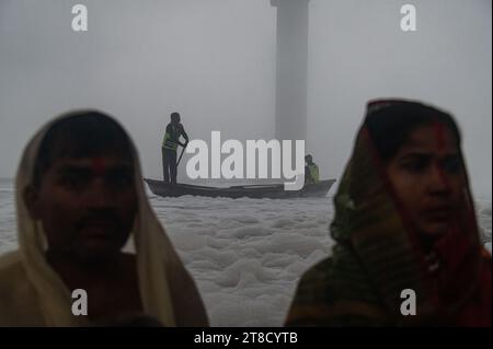 New Delhi, Delhi, Inde. 20 novembre 2023. Les bateliers inspectent près des rives de la rivière Yamuna au milieu de la mousse toxique industrielle pendant le festival hindou de Chhath Puja à New Delhi, en Inde, le 20 novembre 2023. (Image de crédit : © Kabir Jhangiani/ZUMA Press Wire) USAGE ÉDITORIAL SEULEMENT! Non destiné à UN USAGE commercial ! Crédit : ZUMA Press, Inc./Alamy Live News Banque D'Images