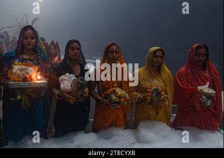 New Delhi, Delhi, Inde. 20 novembre 2023. Les dévots hindous se tiennent sur les rives de la rivière Yamuna au milieu de l'écume toxique industrielle pendant le festival hindou de Chhath Puja à New Delhi, en Inde, le 20 novembre 2023. (Image de crédit : © Kabir Jhangiani/ZUMA Press Wire) USAGE ÉDITORIAL SEULEMENT! Non destiné à UN USAGE commercial ! Crédit : ZUMA Press, Inc./Alamy Live News Banque D'Images