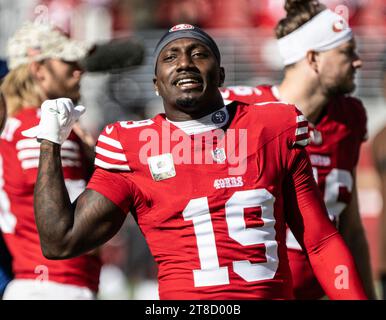 Santa Clara, États-Unis. 19 novembre 2023. Le Wide Receiver des 49ers de San Francisco Deebo Samuel (19) fouet les fans avant de jouer aux Buccaneers de Tampa Bay au Levi's Stadium de Santa Clara. Californie le dimanche 17 novembre 2023. Les 49ers ont défié les Bucs 27-14. Photo de Terry Schmitt/UPI crédit : UPI/Alamy Live News Banque D'Images