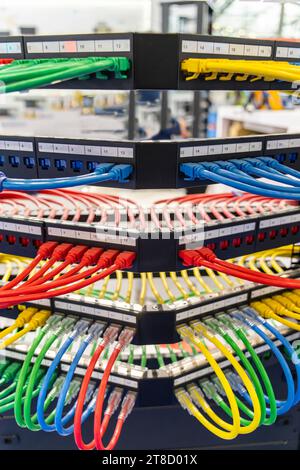 Câble Ethernet sur les commutateurs réseau contexte Banque D'Images