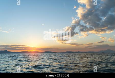 Le lever du soleil sur la mer et beaux nuages Banque D'Images