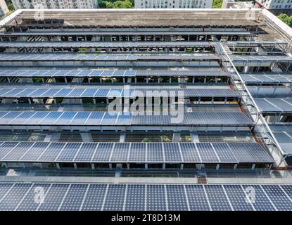 Cellule solaire ou photovoltaïque dans le panneau sur le bâtiment sur le toit, technologie pour générer de l'énergie électrique, électricité en courant continu par la lumière. Vert Clean ene Banque D'Images
