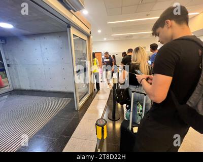 Santiago Del Estero, Argentine. 19 novembre 2023. (INT) Aperçu de l'aéroport Santiago Del Estero. 19 novembre 2023, Santiago Del Estero, Argentine : mouvement des passagers à l'aéroport de Santiago Del Estero, Argentine alors que le pays élit Javier Milei comme nouveau président élu au second tour des élections. Crédit : Mel Valle/Thenews2 (photo : Mel Valle/Thenews2/Zumapress) (image de crédit : © Mel Valle/TheNEWS2 via ZUMA Press Wire) À USAGE ÉDITORIAL SEULEMENT! Non destiné à UN USAGE commercial ! Banque D'Images