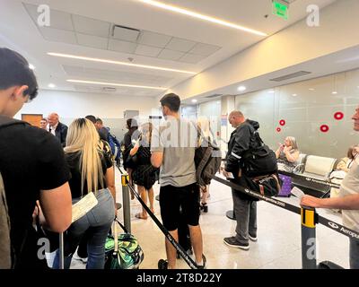 Santiago Del Estero, Argentine. 19 novembre 2023. (INT) Aperçu de l'aéroport Santiago Del Estero. 19 novembre 2023, Santiago Del Estero, Argentine : mouvement des passagers à l'aéroport de Santiago Del Estero, Argentine alors que le pays élit Javier Milei comme nouveau président élu au second tour des élections. Crédit : Mel Valle/Thenews2 (photo : Mel Valle/Thenews2/Zumapress) (image de crédit : © Mel Valle/TheNEWS2 via ZUMA Press Wire) À USAGE ÉDITORIAL SEULEMENT! Non destiné à UN USAGE commercial ! Banque D'Images