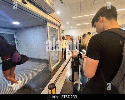 Santiago Del Estero, Argentine. 19 novembre 2023. (INT) Aperçu de l'aéroport Santiago Del Estero. 19 novembre 2023, Santiago Del Estero, Argentine : mouvement des passagers à l'aéroport de Santiago Del Estero, Argentine alors que le pays élit Javier Milei comme nouveau président élu au second tour des élections. Crédit : Mel Valle/Thenews2 (photo : Mel Valle/Thenews2/Zumapress) (image de crédit : © Mel Valle/TheNEWS2 via ZUMA Press Wire) À USAGE ÉDITORIAL SEULEMENT! Non destiné à UN USAGE commercial ! Banque D'Images