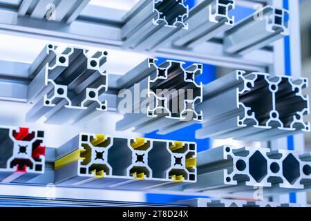 Les coupes transversales de l'aluminium extrudé en aluminium ou câble pour utilisation dans la fabrication et la fabrication Banque D'Images