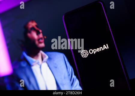 Logo OpenAI et Sam Altman en arrière-plan à l'écran. OpenAI licencie Sam Altman, PDG Banque D'Images