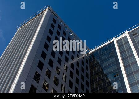 Vue à faible angle du bâtiment Park Mall Setif contre un ciel bleu. Banque D'Images