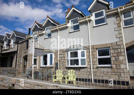 Porthleven ville en Cornouailles, cottages de vacances côté port à louer aux vacanciers, Angleterre, Royaume-Uni, 2023 Banque D'Images