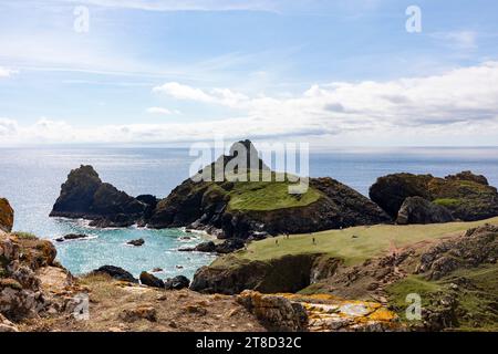 Kynance Cove sur la péninsule de Lizard en Cornouailles, Angleterre, Royaume-Uni à l'automne 2023, vues de la plage et de la géologie Banque D'Images
