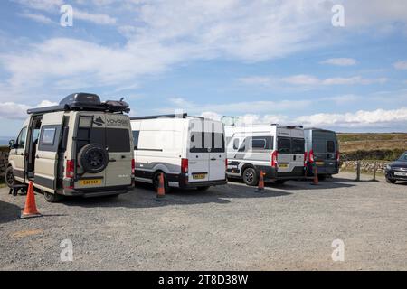 Camping-cars et camping-cars dans le parking national Trust à Kynance Cove, Cornouailles, Angleterre, Royaume-Uni, 2023 Banque D'Images