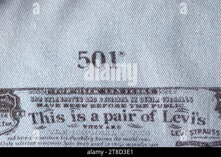 Gros plan sur les détails du nouveau LEVI'S 501 Jeans à l'intérieur. Étiquetez et estampillez LEVI'S. Jean classique modèle Levi Strauss sur le dessous de la Banque D'Images