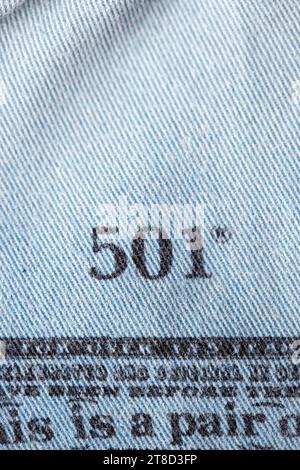 Gros plan sur les détails du nouveau LEVI'S 501 Jeans à l'intérieur. Étiquetez et estampillez LEVI'S. Jean classique modèle Levi Strauss sur le dessous de la Banque D'Images