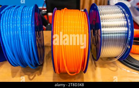 flexible pneumatique alimentant en air comprimé un tracteur Banque D'Images