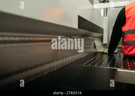 Une machine moderne pour couper des dalles de ferrures de meubles. Fabrication de meubles. Banque D'Images