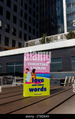 Gros plan Christina Lauren's Love and other Words book sur une table en bois. Banque D'Images