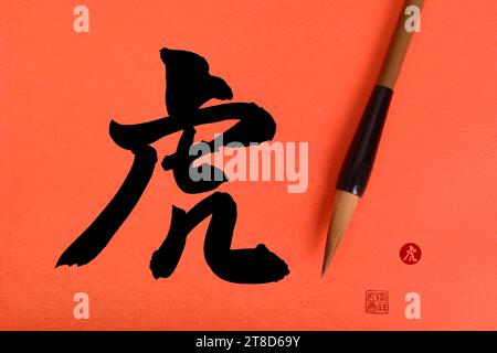 Traduction de calligraphie chinoise : année du tigre, traduction du sceau : calendrier chinois pour l'année 2022 Banque D'Images