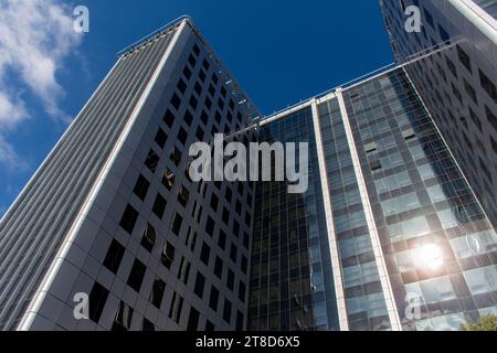 Vue à faible angle du bâtiment Park Mall Setif contre un ciel bleu. Banque D'Images