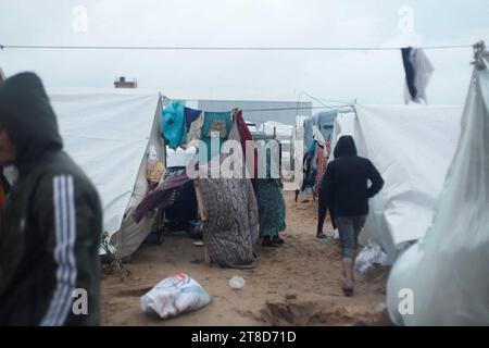 Khan Younis, Palestine. 19 novembre 2023. Des personnes déplacées sont vues dans un abri temporaire dans la ville de Khan Younis, dans le sud de la bande de Gaza, le 19 novembre 2023. Selon l’Office de secours et de travaux des Nations Unies pour les réfugiés de Palestine dans le proche-Orient (UNRWA), près de 1,5 millions de personnes ont été déplacées dans la bande de Gaza depuis octobre 7, lorsque le Hamas a mené une attaque surprise contre le sud d’Israël. Photo de Ramez Habboub/ABACAPRESS.COM crédit : Abaca Press/Alamy Live News Banque D'Images