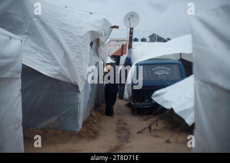 Khan Younis, Palestine. 19 novembre 2023. Des personnes déplacées sont vues dans un abri temporaire dans la ville de Khan Younis, dans le sud de la bande de Gaza, le 19 novembre 2023. Selon l’Office de secours et de travaux des Nations Unies pour les réfugiés de Palestine dans le proche-Orient (UNRWA), près de 1,5 millions de personnes ont été déplacées dans la bande de Gaza depuis octobre 7, lorsque le Hamas a mené une attaque surprise contre le sud d’Israël. Photo de Ramez Habboub/ABACAPRESS.COM crédit : Abaca Press/Alamy Live News Banque D'Images