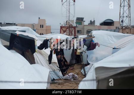 Khan Younis, Palestine. 19 novembre 2023. Des personnes déplacées sont vues dans un abri temporaire dans la ville de Khan Younis, dans le sud de la bande de Gaza, le 19 novembre 2023. Selon l’Office de secours et de travaux des Nations Unies pour les réfugiés de Palestine dans le proche-Orient (UNRWA), près de 1,5 millions de personnes ont été déplacées dans la bande de Gaza depuis octobre 7, lorsque le Hamas a mené une attaque surprise contre le sud d’Israël. Photo de Ramez Habboub/ABACAPRESS.COM crédit : Abaca Press/Alamy Live News Banque D'Images