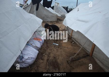 Khan Younis, Palestine. 19 novembre 2023. Des personnes déplacées sont vues dans un abri temporaire dans la ville de Khan Younis, dans le sud de la bande de Gaza, le 19 novembre 2023. Selon l’Office de secours et de travaux des Nations Unies pour les réfugiés de Palestine dans le proche-Orient (UNRWA), près de 1,5 millions de personnes ont été déplacées dans la bande de Gaza depuis octobre 7, lorsque le Hamas a mené une attaque surprise contre le sud d’Israël. Photo de Ramez Habboub/ABACAPRESS.COM crédit : Abaca Press/Alamy Live News Banque D'Images