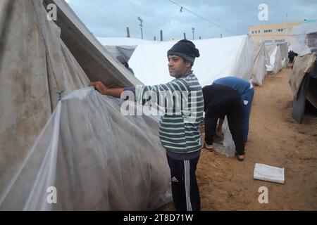 Khan Younis, Palestine. 19 novembre 2023. Des personnes déplacées sont vues dans un abri temporaire dans la ville de Khan Younis, dans le sud de la bande de Gaza, le 19 novembre 2023. Selon l’Office de secours et de travaux des Nations Unies pour les réfugiés de Palestine dans le proche-Orient (UNRWA), près de 1,5 millions de personnes ont été déplacées dans la bande de Gaza depuis octobre 7, lorsque le Hamas a mené une attaque surprise contre le sud d’Israël. Photo de Ramez Habboub/ABACAPRESS.COM crédit : Abaca Press/Alamy Live News Banque D'Images