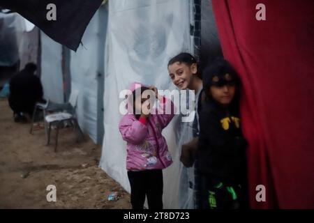 Khan Younis, Palestine. 19 novembre 2023. Des personnes déplacées sont vues dans un abri temporaire dans la ville de Khan Younis, dans le sud de la bande de Gaza, le 19 novembre 2023. Selon l’Office de secours et de travaux des Nations Unies pour les réfugiés de Palestine dans le proche-Orient (UNRWA), près de 1,5 millions de personnes ont été déplacées dans la bande de Gaza depuis octobre 7, lorsque le Hamas a mené une attaque surprise contre le sud d’Israël. Photo de Ramez Habboub/ABACAPRESS.COM crédit : Abaca Press/Alamy Live News Banque D'Images