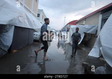 Khan Younis, Palestine. 19 novembre 2023. Des personnes déplacées sont vues dans un abri temporaire dans la ville de Khan Younis, dans le sud de la bande de Gaza, le 19 novembre 2023. Selon l’Office de secours et de travaux des Nations Unies pour les réfugiés de Palestine dans le proche-Orient (UNRWA), près de 1,5 millions de personnes ont été déplacées dans la bande de Gaza depuis octobre 7, lorsque le Hamas a mené une attaque surprise contre le sud d’Israël. Photo de Ramez Habboub/ABACAPRESS.COM crédit : Abaca Press/Alamy Live News Banque D'Images