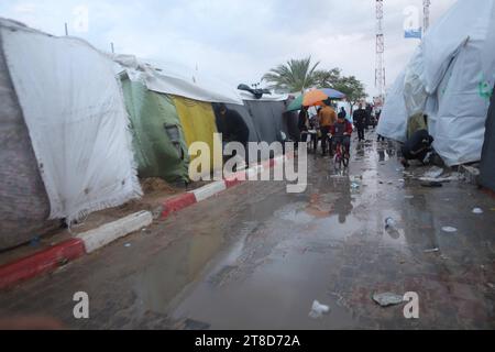 Khan Younis, Palestine. 19 novembre 2023. Des personnes déplacées sont vues dans un abri temporaire dans la ville de Khan Younis, dans le sud de la bande de Gaza, le 19 novembre 2023. Selon l’Office de secours et de travaux des Nations Unies pour les réfugiés de Palestine dans le proche-Orient (UNRWA), près de 1,5 millions de personnes ont été déplacées dans la bande de Gaza depuis octobre 7, lorsque le Hamas a mené une attaque surprise contre le sud d’Israël. Photo de Ramez Habboub/ABACAPRESS.COM crédit : Abaca Press/Alamy Live News Banque D'Images